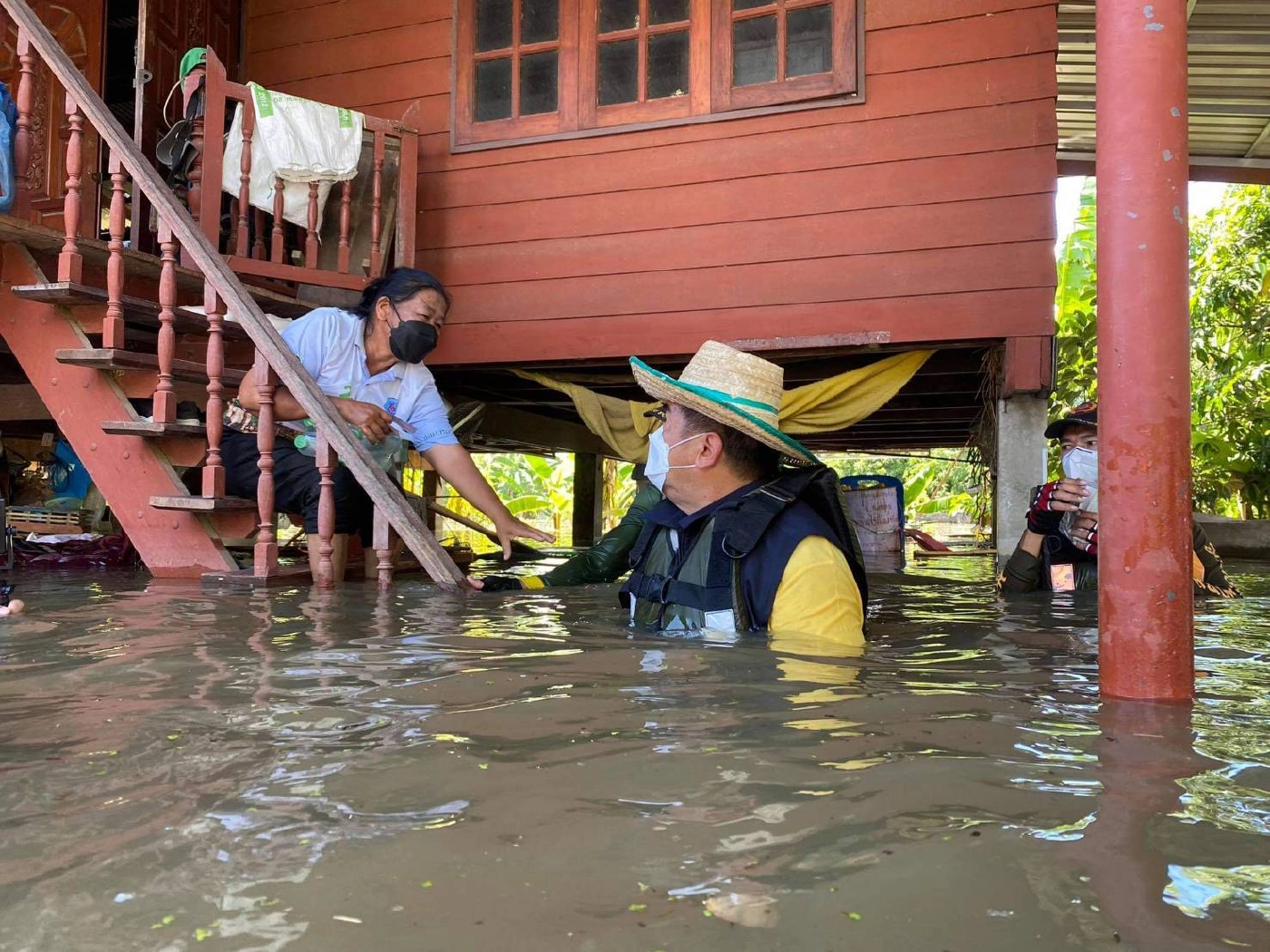 นายก อบจ.สุโขทัย ควง"บิณฑ์ บรรลือฤทธิ์"ช่วยผู้ประสบภัยน้ำท่วม