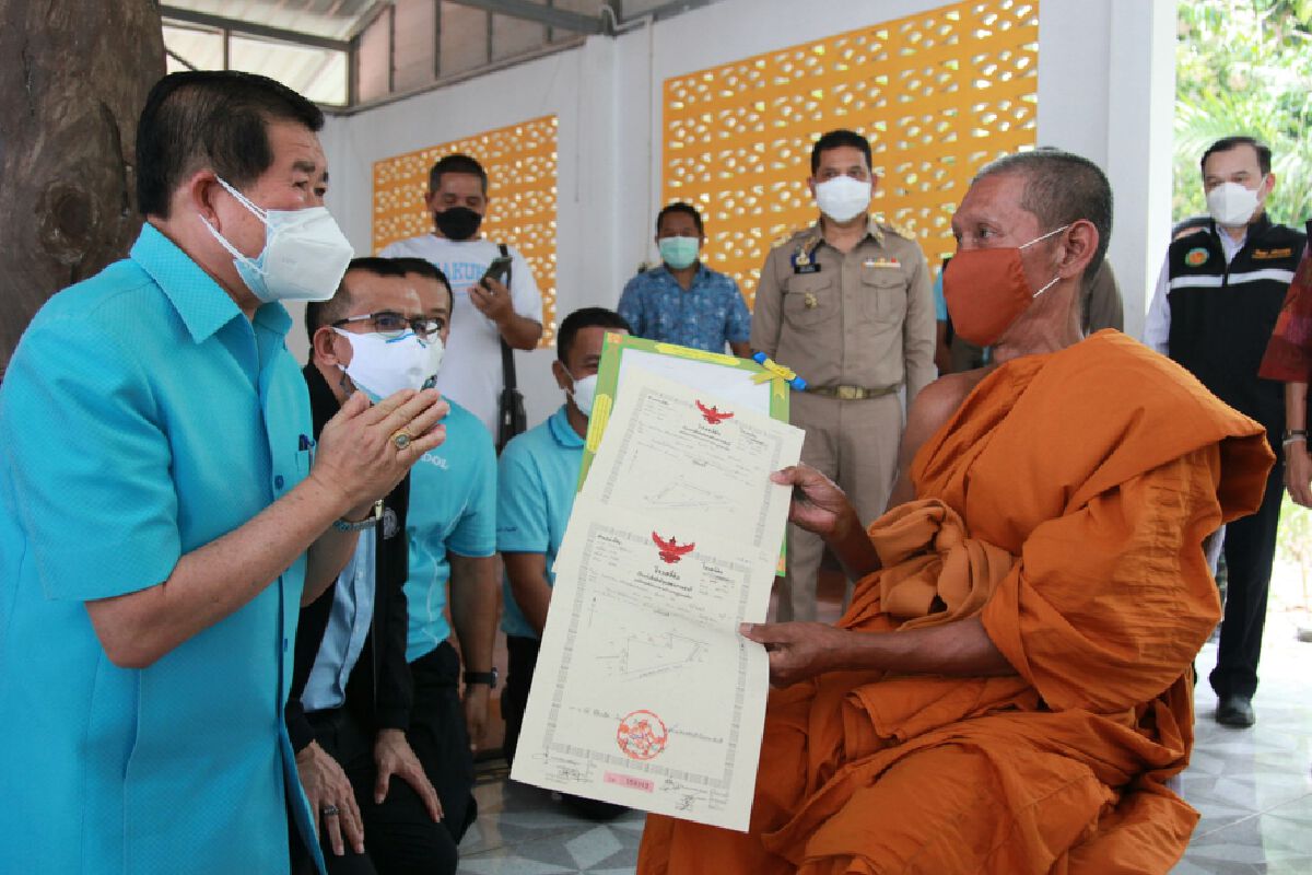 "นิพนธ์"มอบโฉนดที่ดินให้ปชช. 4 จังหวัดใต้