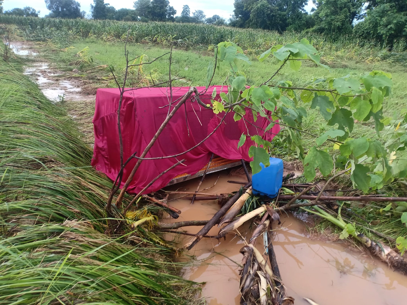 ขนหัวลุก ! ชาวบ้านสุดหลอนเจอโลงเย็นโผล่กลางทุ่งนา