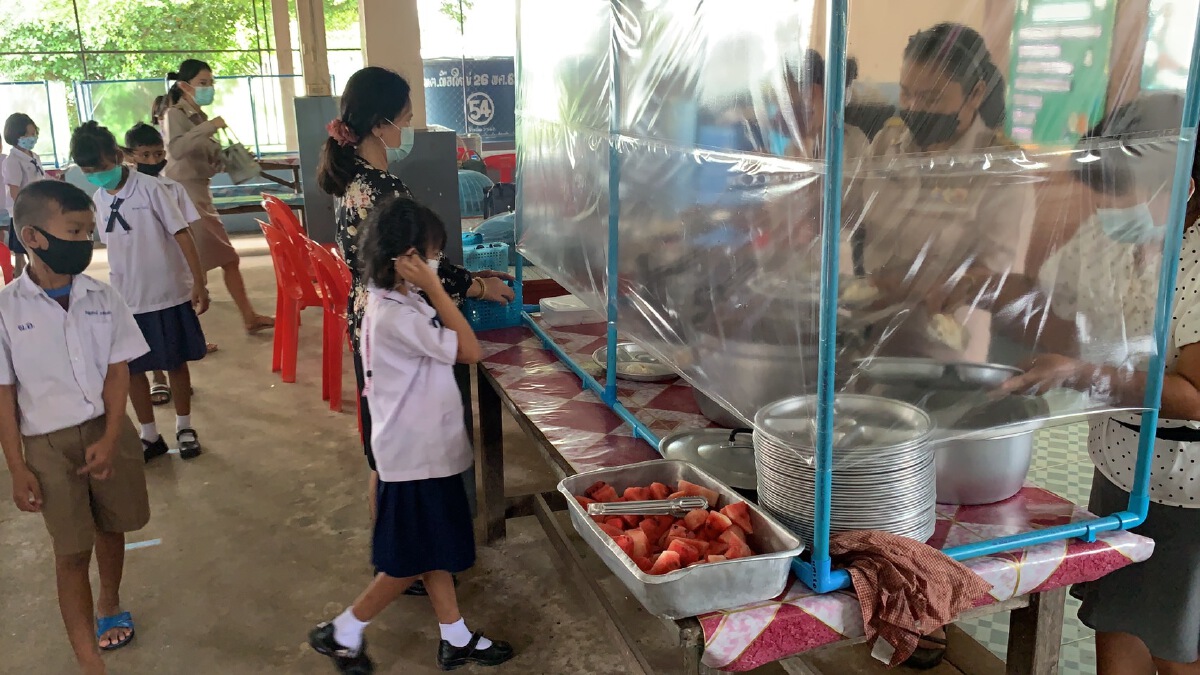 โรงอาหารปลอดภัยโควิด นร.นั่งตามที่นั่งมีฉากกั้นเว้นระยะห่าง