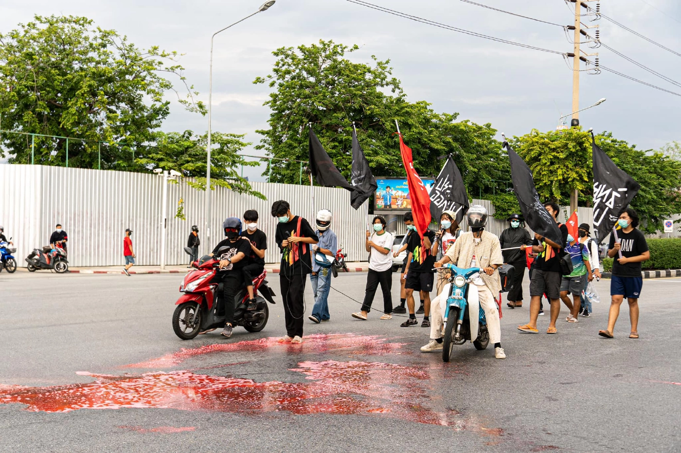 ไม่มีกลัว! ม็อบทะลุฟ้าลุยไล่ "บิ๊กตู่" นัดชุมนุมต่อพรุ่งนี้ที่แยกนางเลิ้ง