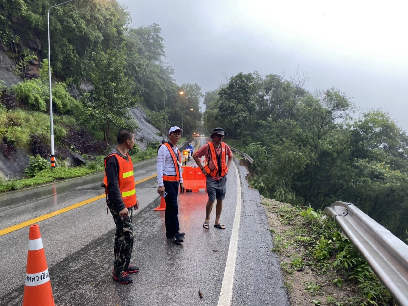 ฝนถล่มหนักบนเขาภูแลนคาเกิดดินหินโคลนถล่มใช้ถนนได้เลนเดียว