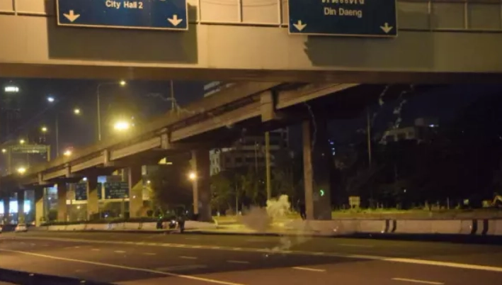 นึกว่าไม่มา! ม็อบทะลุแก๊สรวมตัวจุดพลุปาระเบิด ประทัดยักษ์ ใส่เจ้าหน้าที่