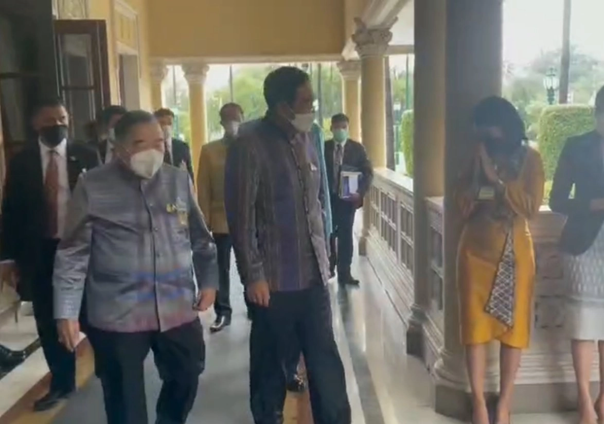 "บิ๊กตู่"เดินขนาบส่ง "บิ๊กป้อม" ขึ้นรถ ย้ำความสัมพันธ์รักกันดี