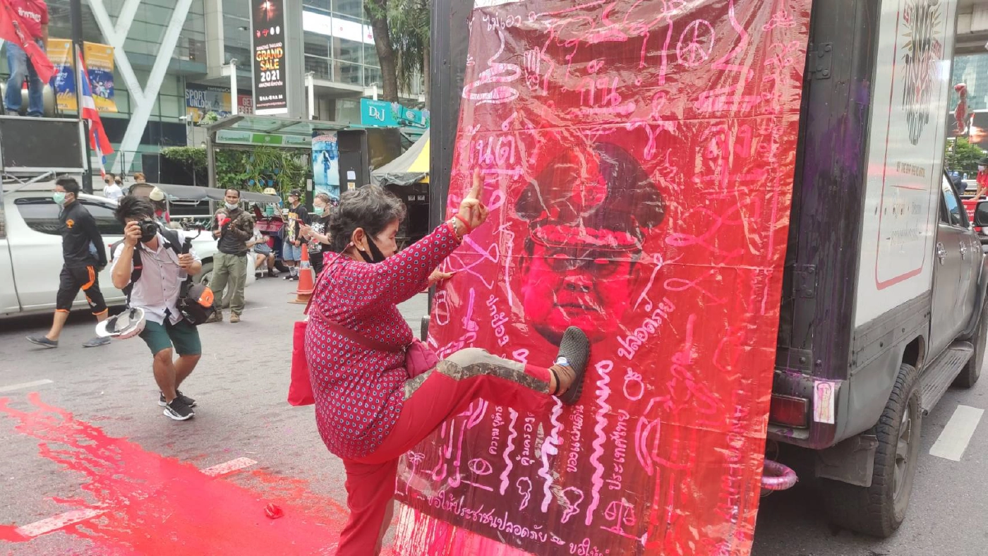 ม็อบแนวร่วมธรรมศาสตร์ฯ รวมตัวแยกราชประสงค์เตรียมปราศรัยเดือดรัฐบาล