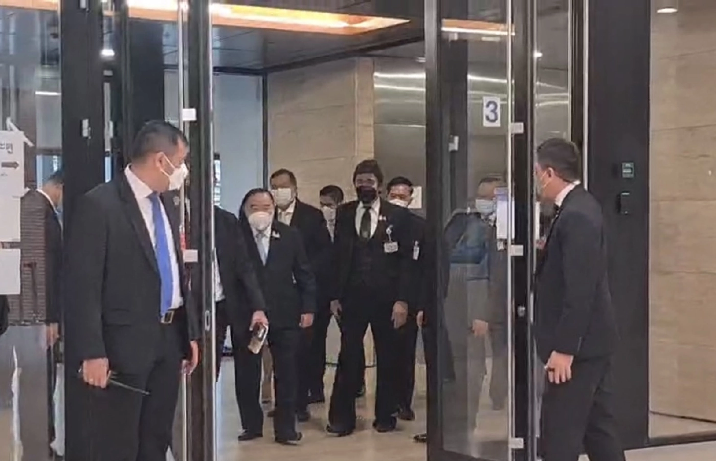 "บิ๊กป้อม"นำทัพประชุมส.ส.พปชร. "ธรรมนัส-นฤมล" โผล่เดินตาม