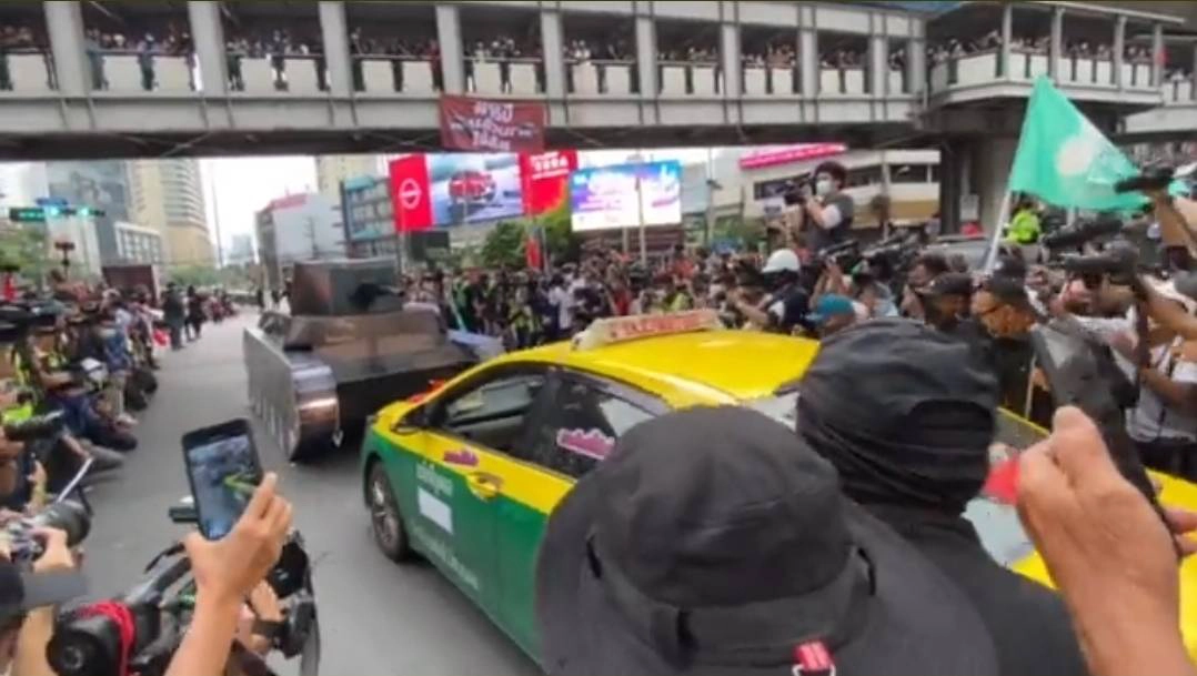 “เต้น” โชว์ออฟ ขับแท็กซี่ชนรถถังนำคาร์ม็อบ “ไล่ประยุทธ์”