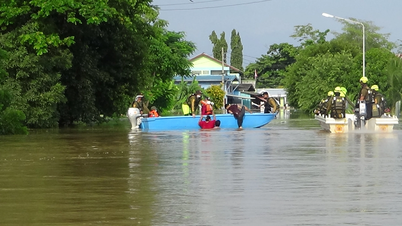 ป่าโมกน้ำท่วมขยายวงกว้าง ร่วมกตัญญูนำกำลังกว่า 60 นายเข้าช่วยเหลือประชาชน