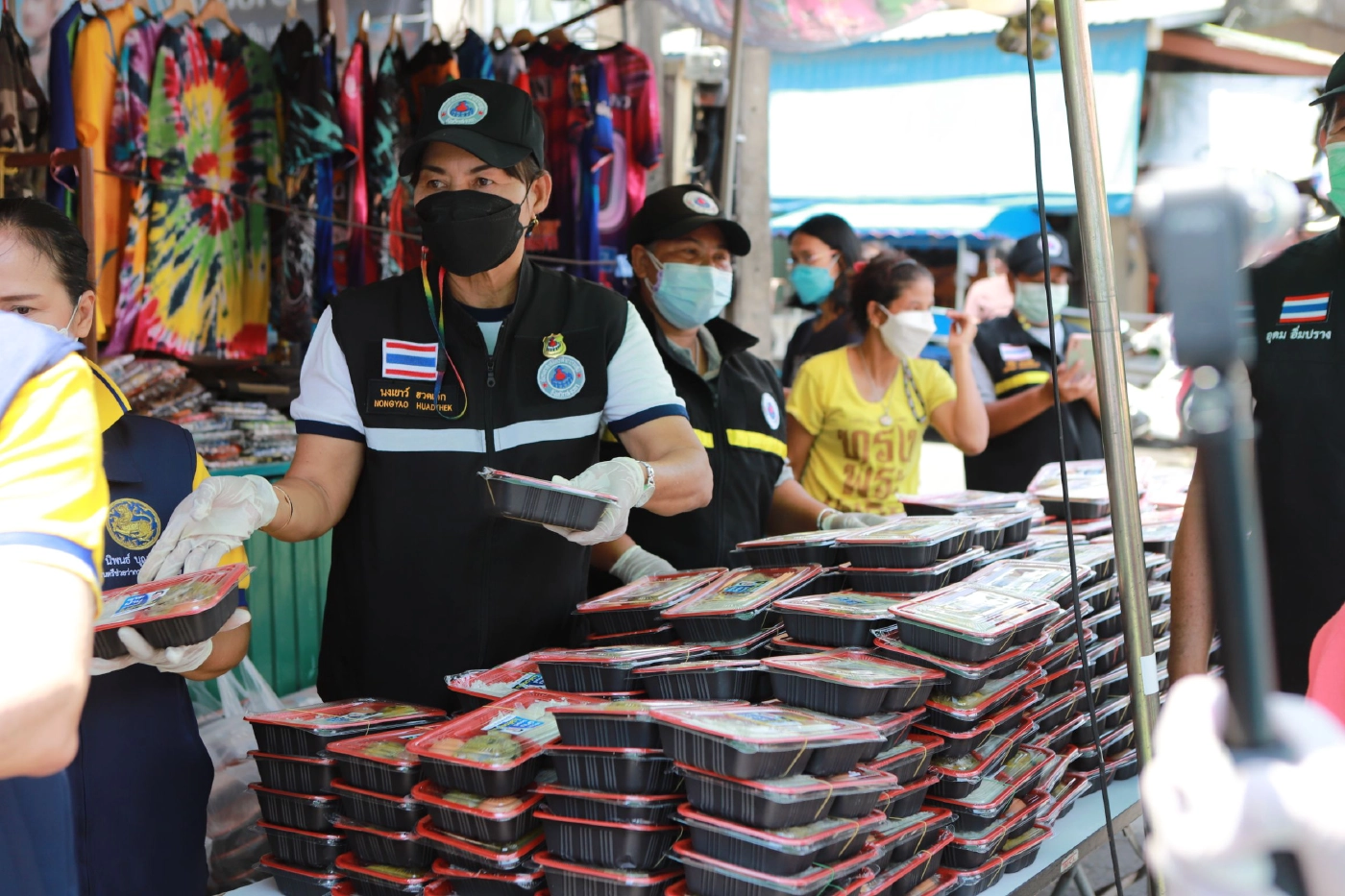 "นิพนธ์"พร้อมครัวสรรเพชญแจกข้าว 1 แสนกล่องช่วยปชช.กระทบโควิดเทศบาลสงขลา