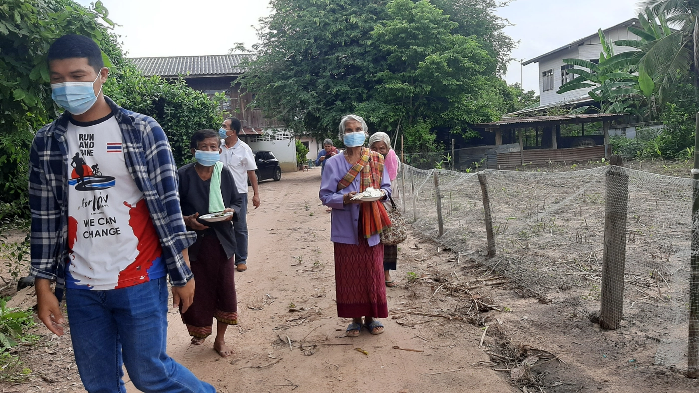 ชาวบ้านแต่งขันธ์ห้าขอหวยกล้วยประหลาดออกเครือกลางลำต้น