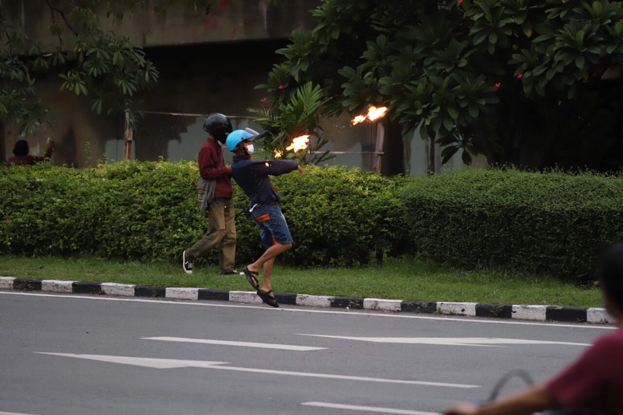 เดือด! ม็อบทะลุแก๊สแยกดินแดง ปะทะ ตร. มีปาระเบิด-ยิงพลุสนั่นต่อเนื่อง