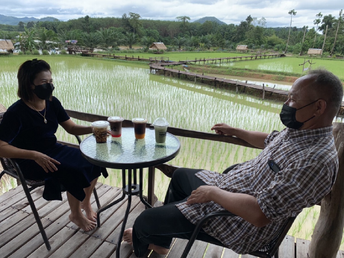 อดีตพ่อค้าผลไม้หันมาขายชากาแฟกลางทุ่ง ผลตอบรับทะลุเป้า