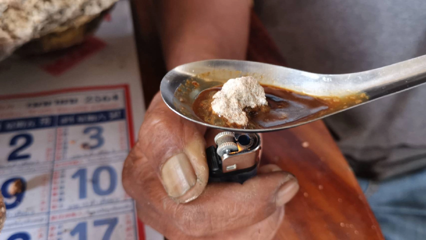 หนุ่มประมงพบ “อ้วกวาฬ” หน้ำหนัก 30 กก. ลอยติดริมหาดพิสูจน์เป็นของแท้