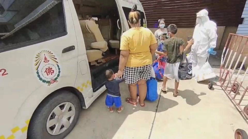 ขอบคุณหมอ เด็กเล็ก 4 คน คุณแม่ 2 รายหายป่วยโควิด-19 กลับบ้านได้แล้ว