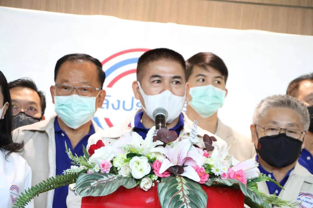 ร.อ.ธรรมนัส เคยแถลงข่าวหลังรับเก้าอี้เลขาฯ โดยมี นายสันติ ยืนเคียงข้าง  