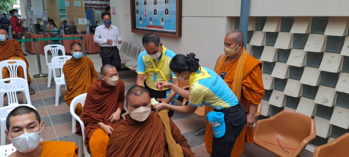 หน่วยแพทย์เคลื่อนที่ฉีดวัคซีนพระราชทานซิโนฟาร์มให้ชาวหนองคาย