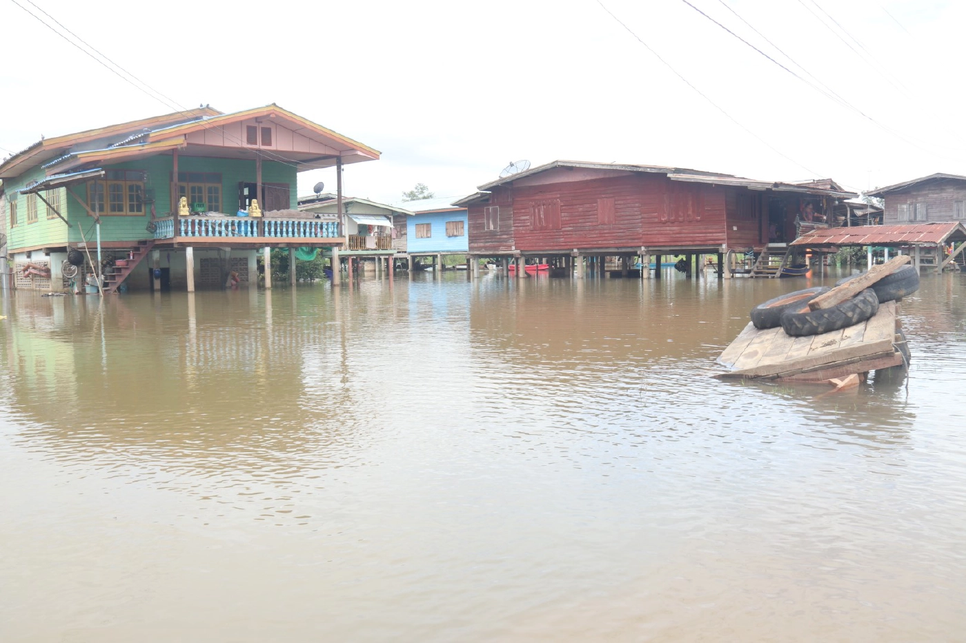 "แม่น้ำยม"เพิ่มจากน้ำตอนบน-ล้นตลิ่งท่วมบ้าน