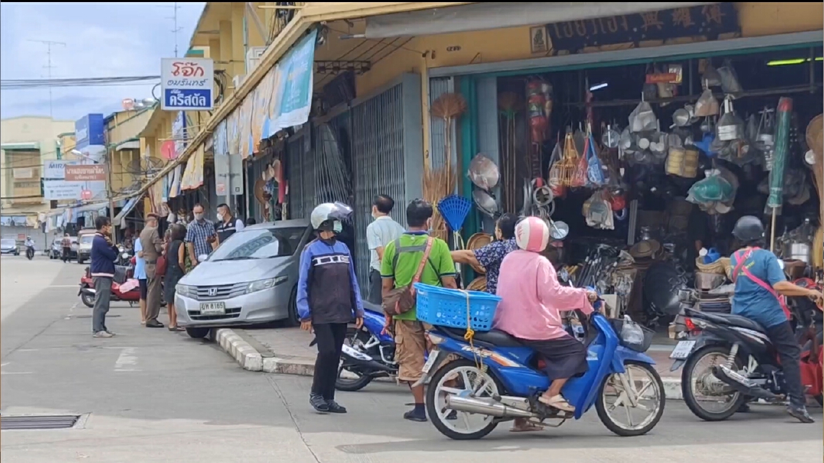 อุทาหรณ์! คุณป้าเหยียบเกียร์ผิด-ถอยยาวพุ่งชนร้านค้าพังยับ