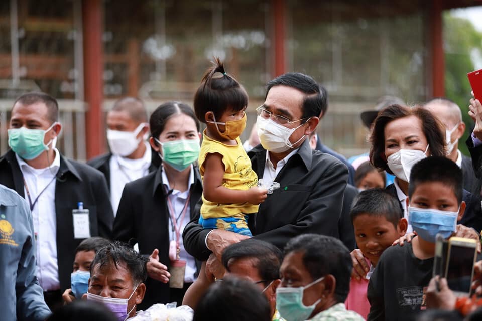 ลุงตู่มาแล้ว! ลงพท.ตรวจติดตามสถานการณ์อุทกภัยที่ จ.สุโขทัย