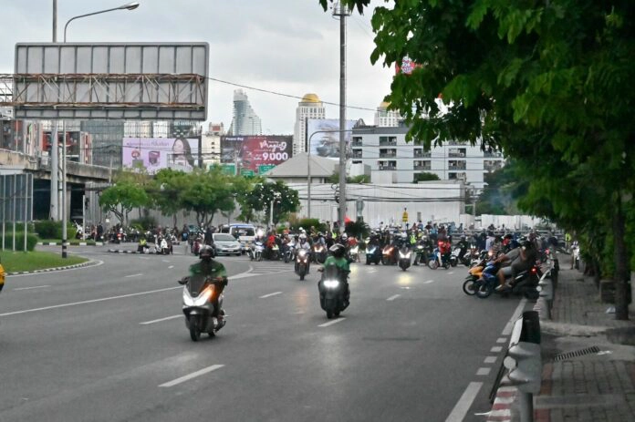 เดือด! ม็อบทะลุแก๊สแยกดินแดง ปะทะ ตร. มีปาระเบิด-ยิงพลุสนั่นต่อเนื่อง