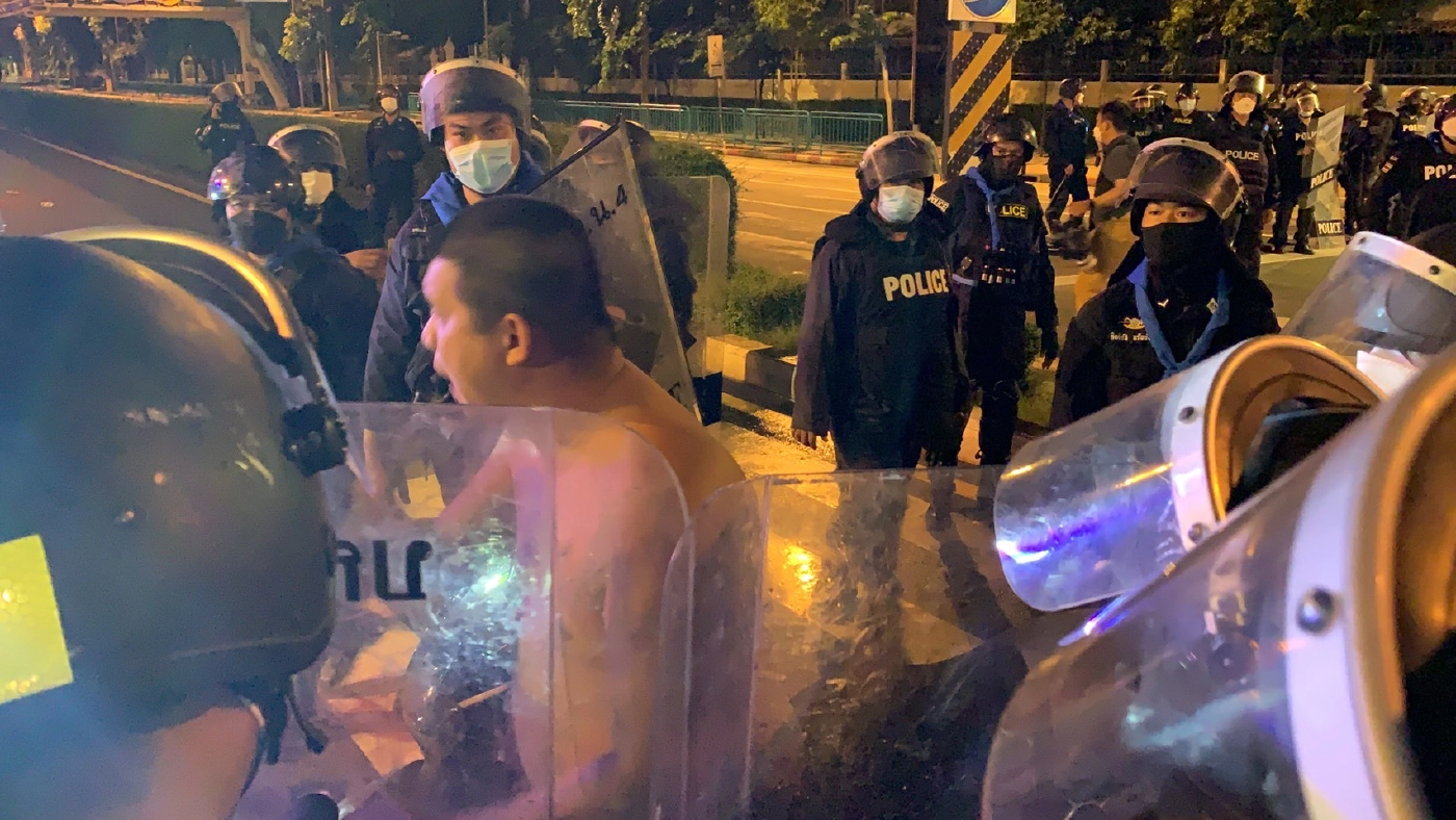 ม็อบทะลุแก๊สเผาป้อม ตร.แยกนางเลิ้ง ก่อน คฝ. กระชับพื้นที่ทำเอาแตกฮือ