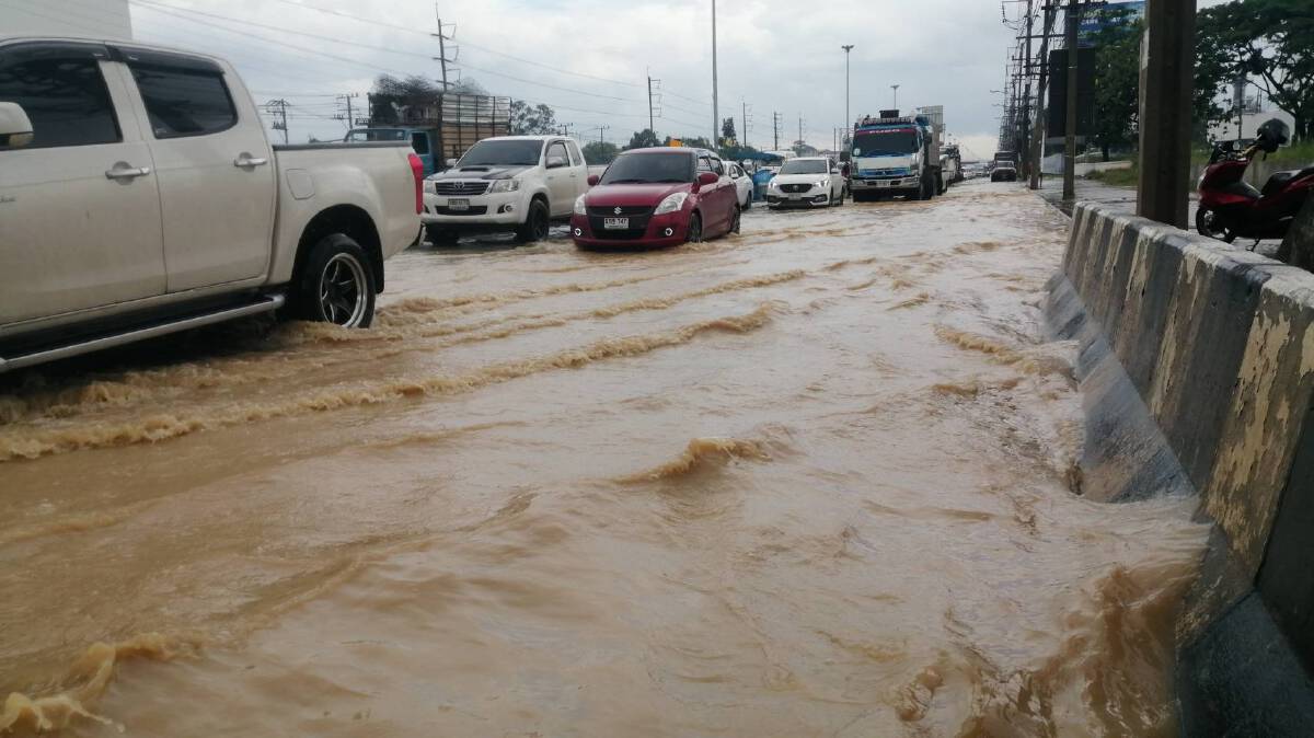 คนปทุมบ่นอุบถนนพหลโยธินฝนตกทีไรท่วมทุกที รถติดขัดหลายกม.