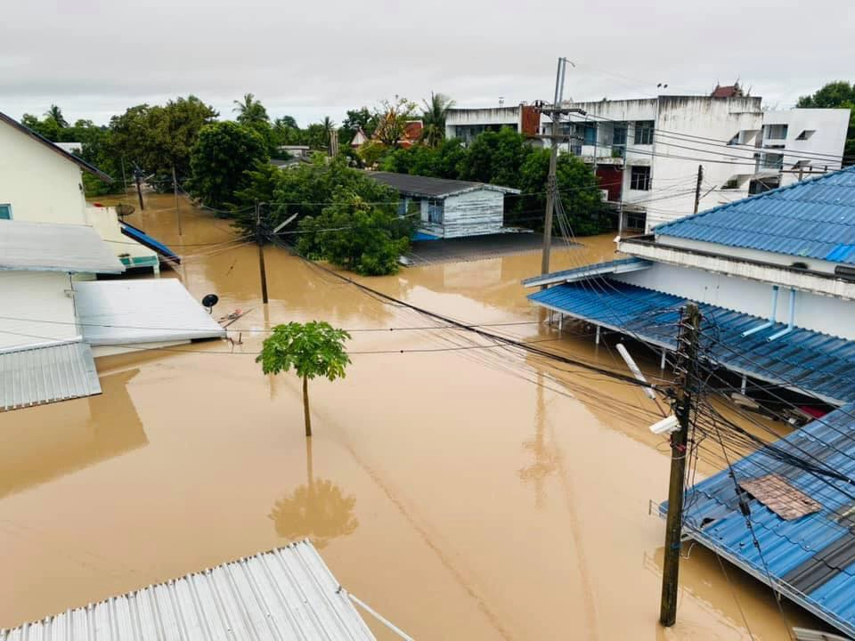 ชัยภูมิหนัก! น้ำท่วมสูงถึงหลังคารพ. รถพยาบาลหนีไม่ทันจมน้ำแทบมิดคัน