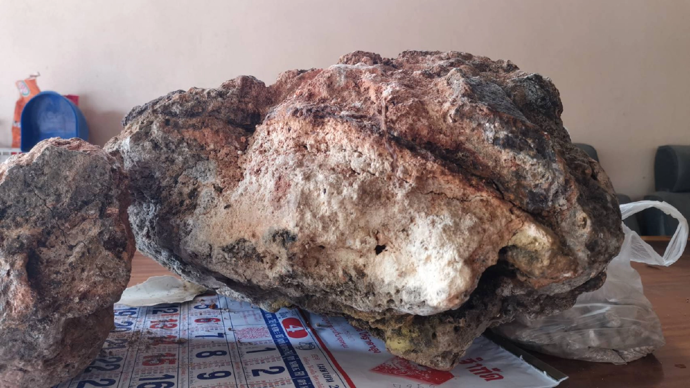 หนุ่มประมงพบ “อ้วกวาฬ” หน้ำหนัก 30 กก. ลอยติดริมหาดพิสูจน์เป็นของแท้