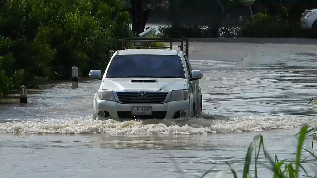 บางบาลอ่วม ชาวบ้าน-ทหาร-นร.ช่วยกั้นกระสอบทรายป้องกันน้ำทะลัก