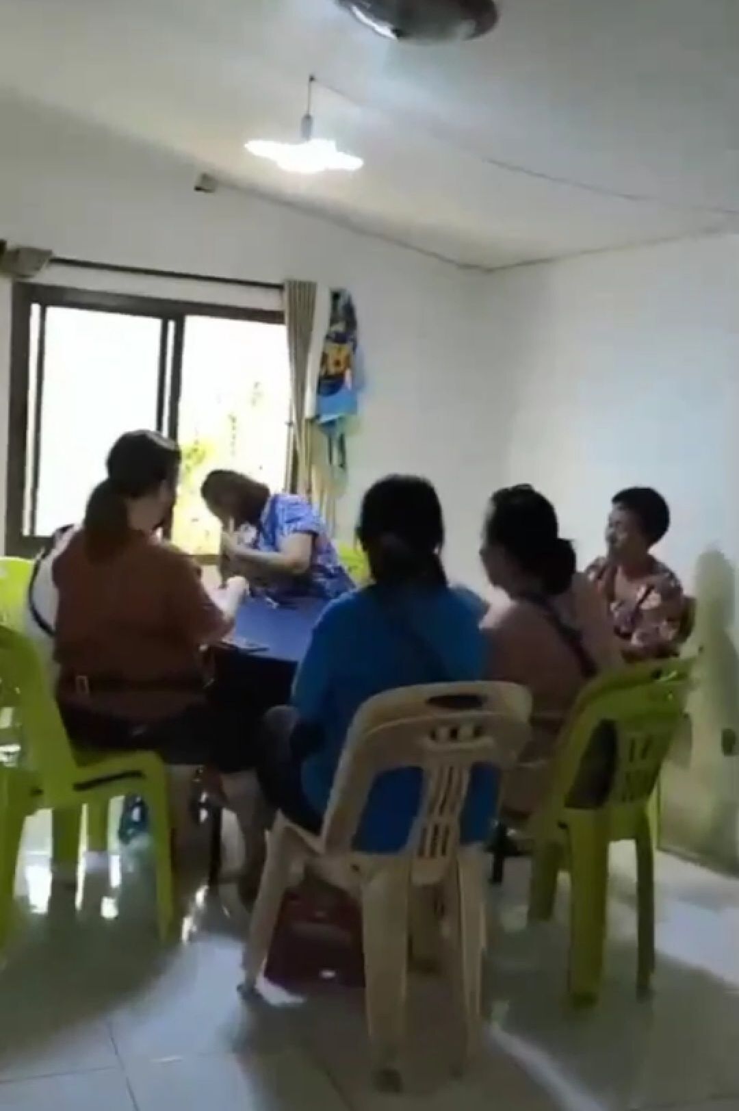 ผญบ.สุดทนถ่ายคลิปสูงวัยตั้งวงเล่นไพ่ไม่กลัวโควิด
