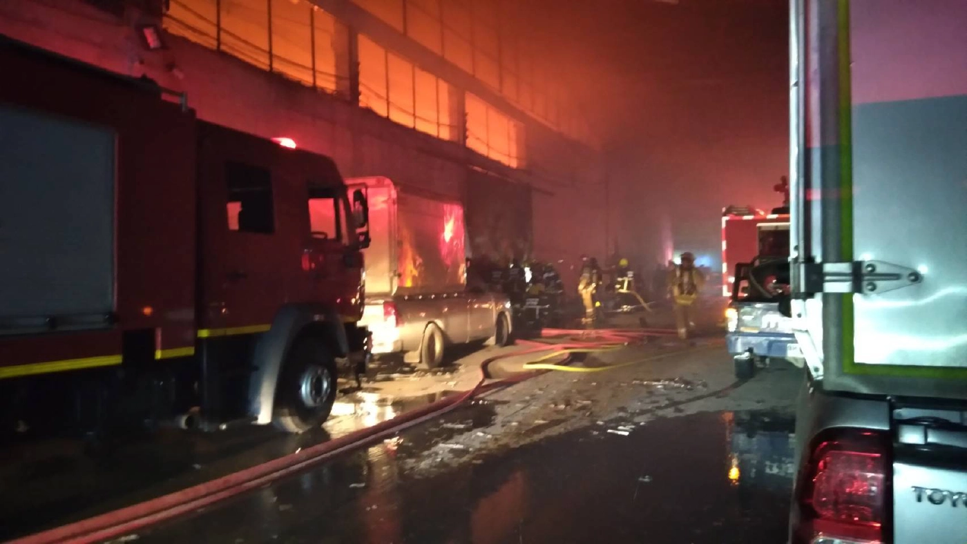 ระทึก  ไฟไหม้โกดังย่านราษฎร์บูรณะ โชคดีไร้เจ็บตาย