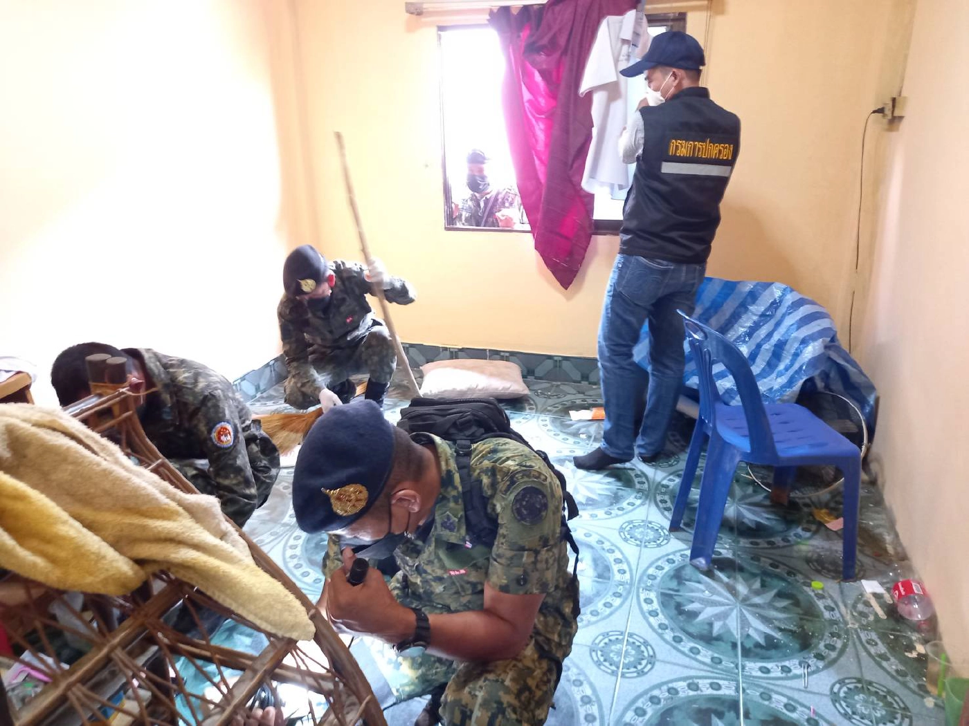 บุกจู่โจมรวบผัวเมียค้ายารายใหญ่รวบยกบ้าน 6 คน