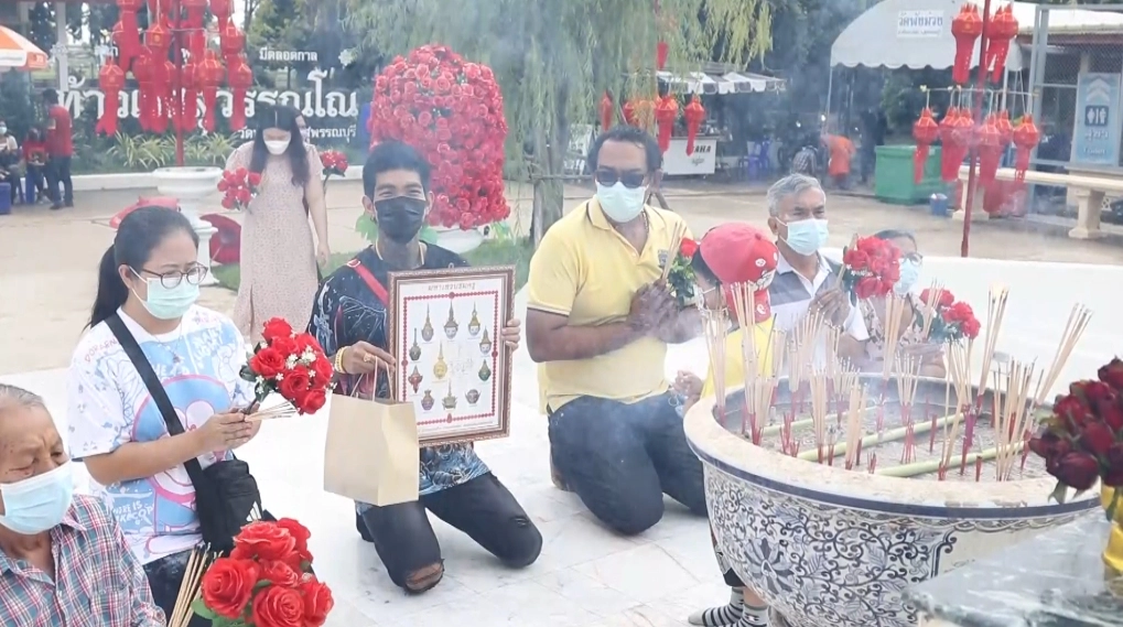 คอหวยแห่เขย่าเซียมซียักษ์ ขอโชคลาภท้าวเวสสุวรรณคึกคัก