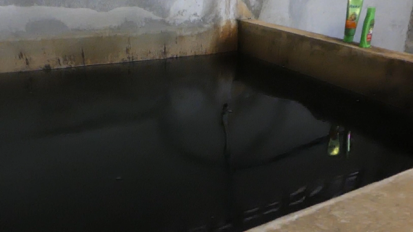 ชาวบ้านนับ 100 เดือดร้อนน้ำประปาสีดำส่งกลิ่นเหม็น ทำเป็นโรคผิวหนัง