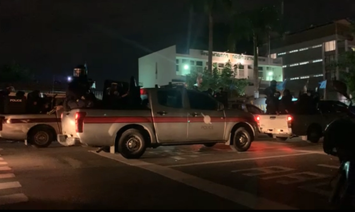 ได้เวลาปฏิบัติการ! คฝ. เข้าคุมม็อบทะลุแก๊สหน้าแฟลตดินแดง จับได้นับสิบ