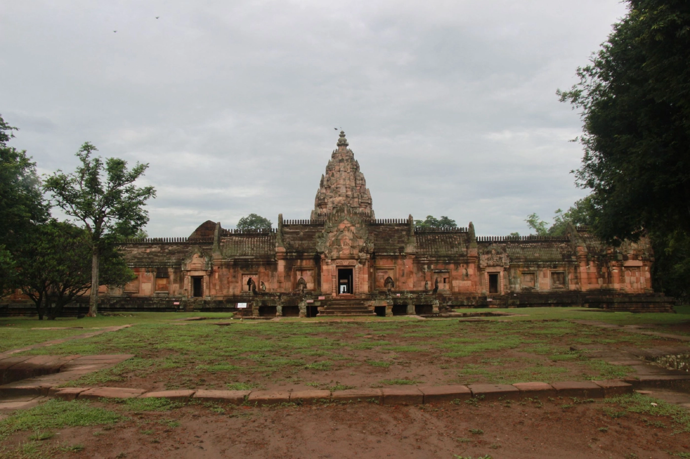 ปธ.กลุ่มสตรี ชื่นชม “ลิซ่า” ไม่ลืมรากเหง้า ทำพนมรุ้งโด่งดังระดับโลก