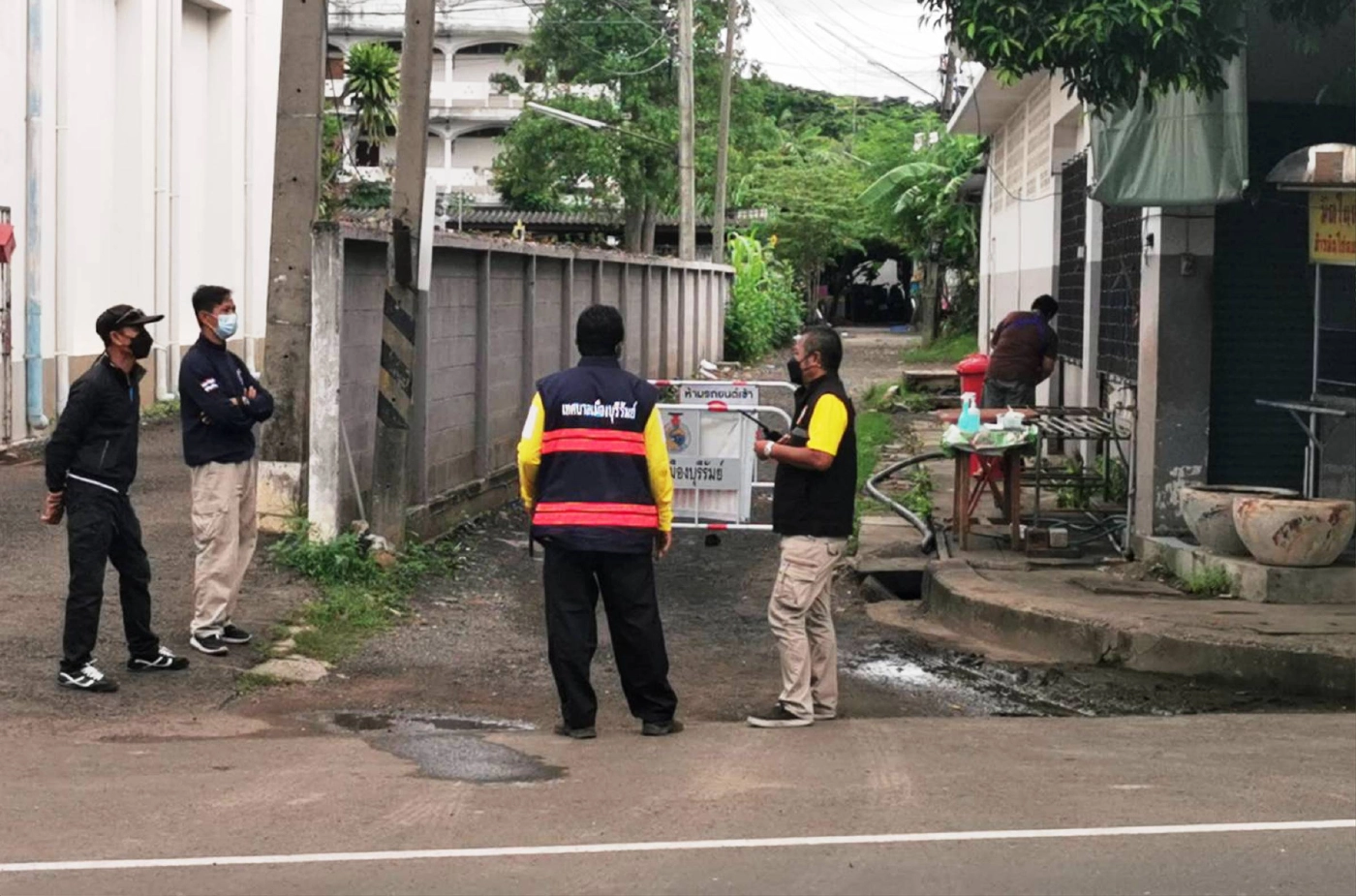 ปิดชุมชนบ้านแม่ค้าปลาทูห้ามเข้าออกสกัดโควิดระบาด ติดเชื้อ 10 ราย