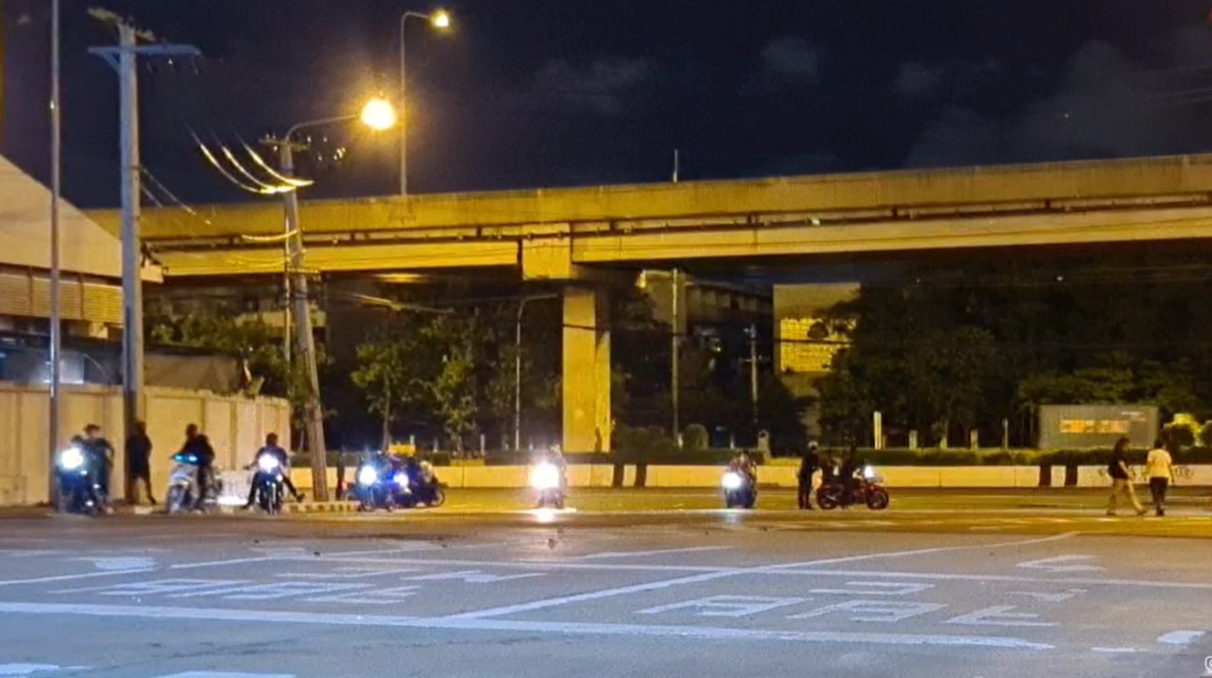 ม็อบทะลุแก๊สหวิดปะทะชาวแฟลตดินแดงที่เตรียมแถลงไม่เห็นด้วยแนวทางชุมนุม