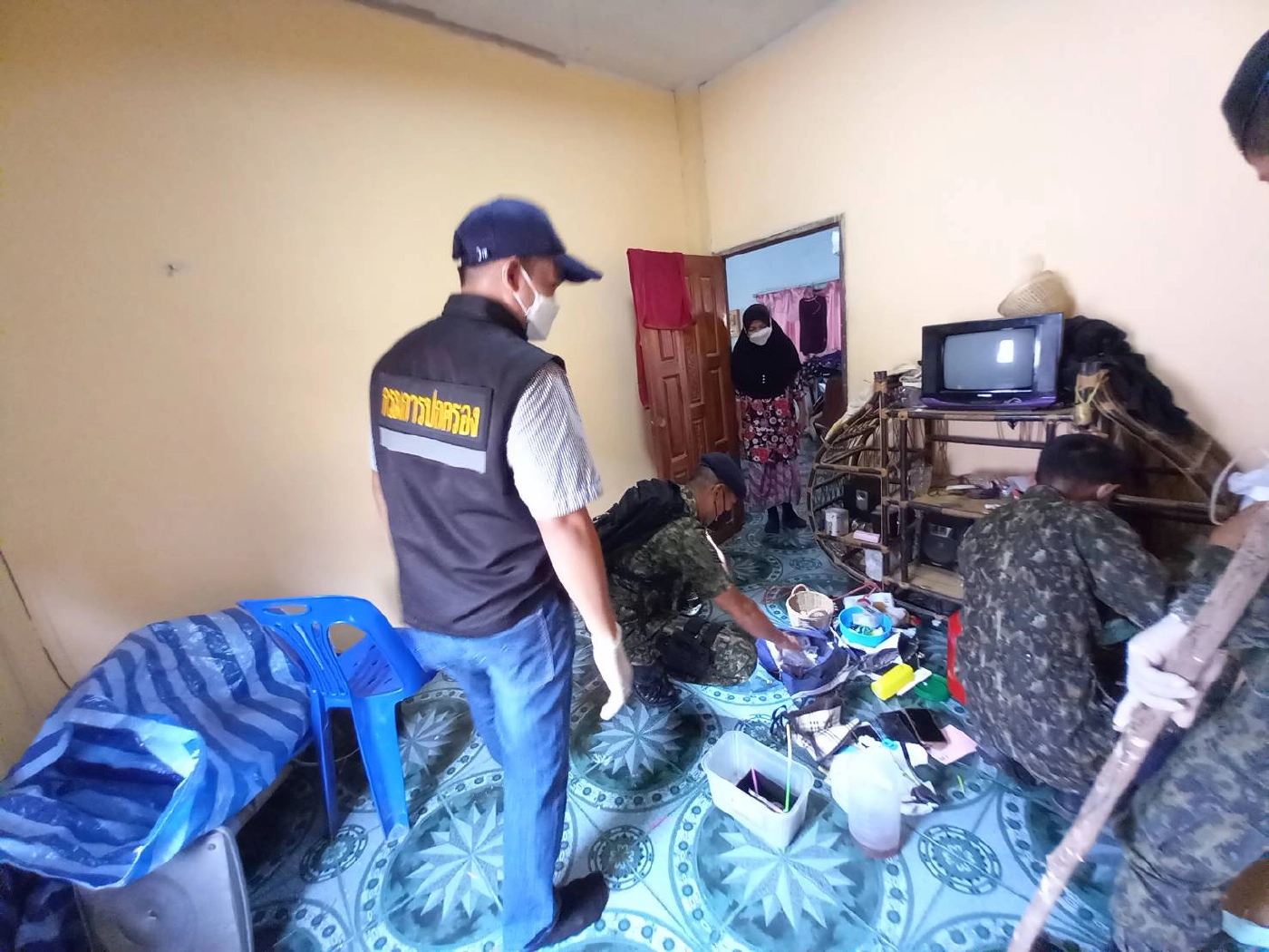 บุกจู่โจมรวบผัวเมียค้ายารายใหญ่รวบยกบ้าน 6 คน