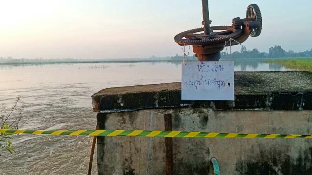น้ำท่วมชุมชนตลาดเก่ากระจายวงกว้าง ประตูระบายน้ำพัง