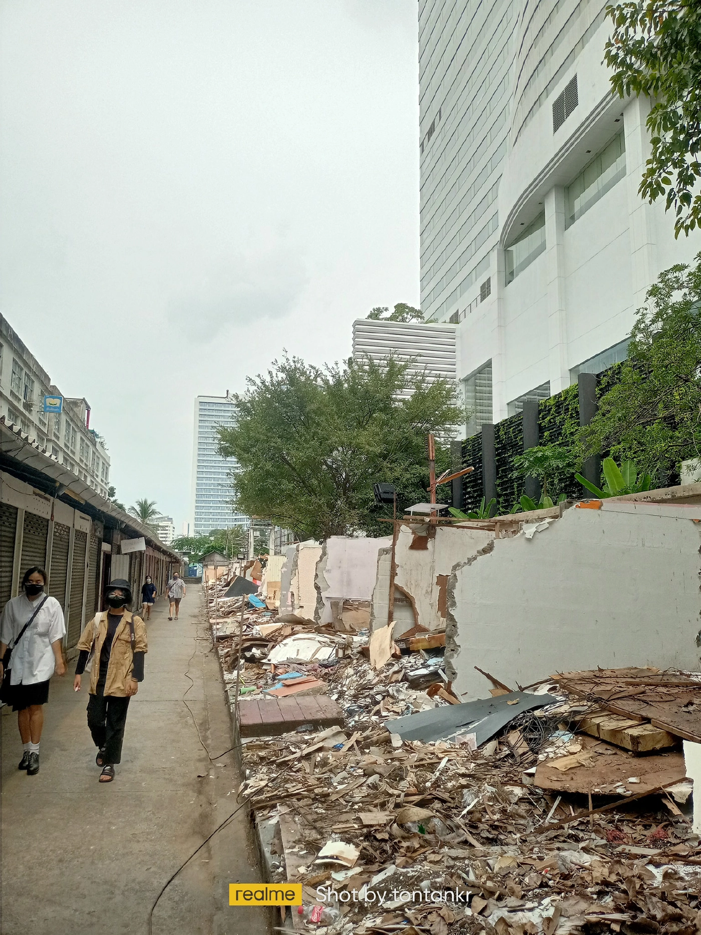 ใจหาย! ชาวเน็ตเผยภาพทุบ "ตลาดคลองสาน พลาซ่า" เพื่อเตรียมส่งคืนการรถไฟฯ