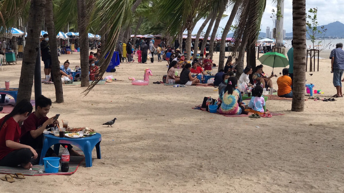 ชายหาดบางแสนเริ่มคึกคัก แม่ค้าแฮปปี้เอาเงินม.40มาลงทุนค้าขาย