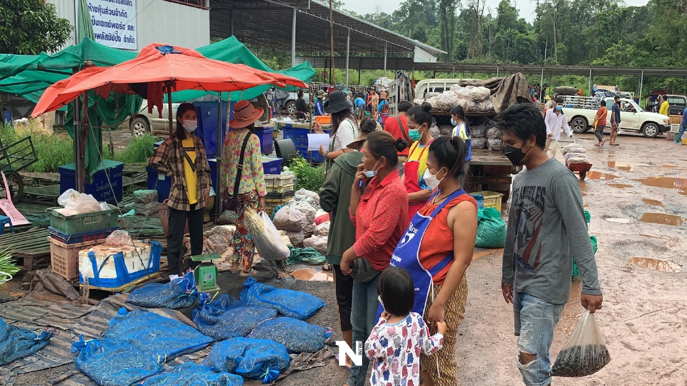 ชาวบ้านขนสินค้าเข้าออกขายตลาดชายแดนไทย-กัมพูชาคึกคัก