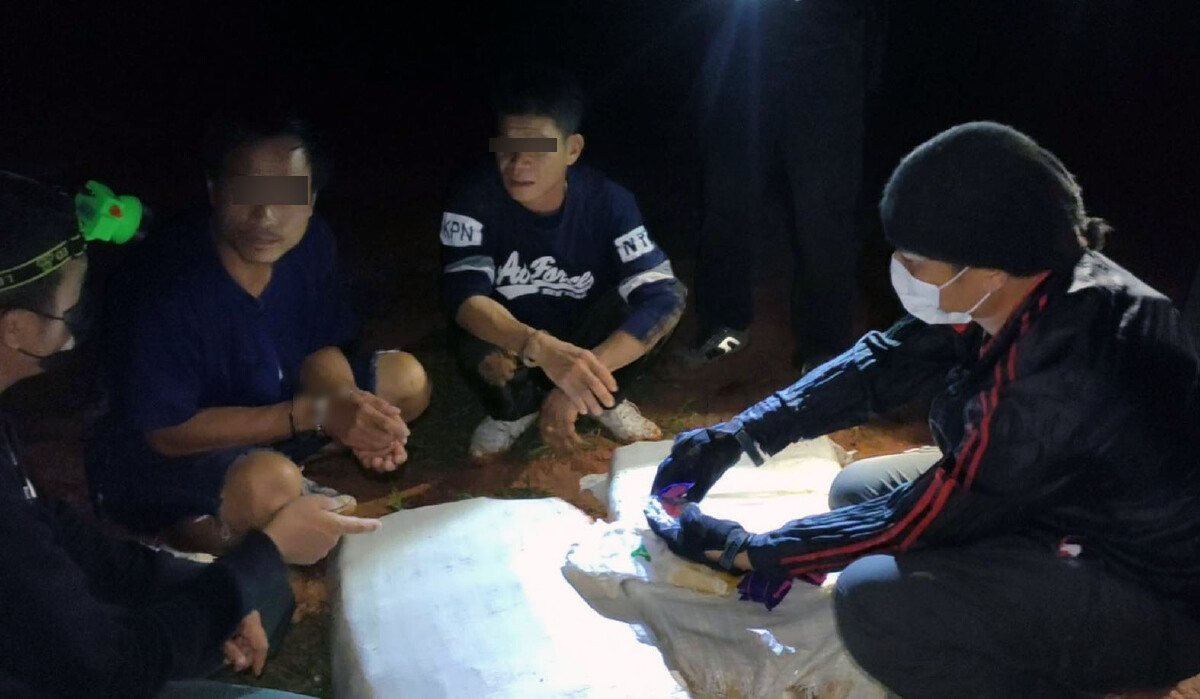 ตชด.จับ 5 ผู้ต้องหาขนยาบ้ากว่า 1 ล้านเม็ดรถยนต์ 2 คันริมโขง