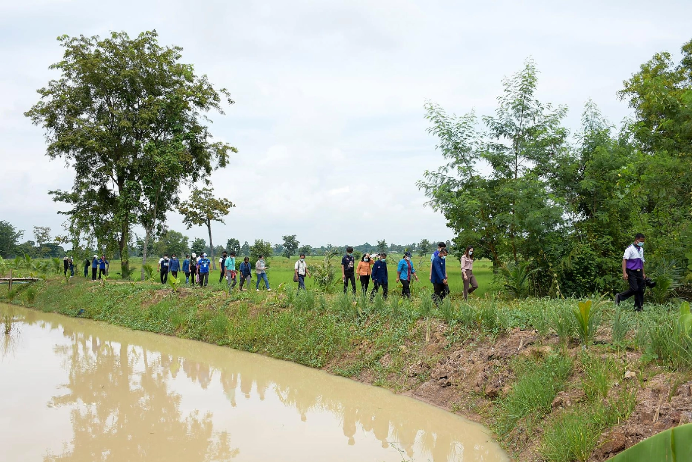 เยี่ยมชมต้นแบบของโคกหนองนา พึ่งพาตนเอง