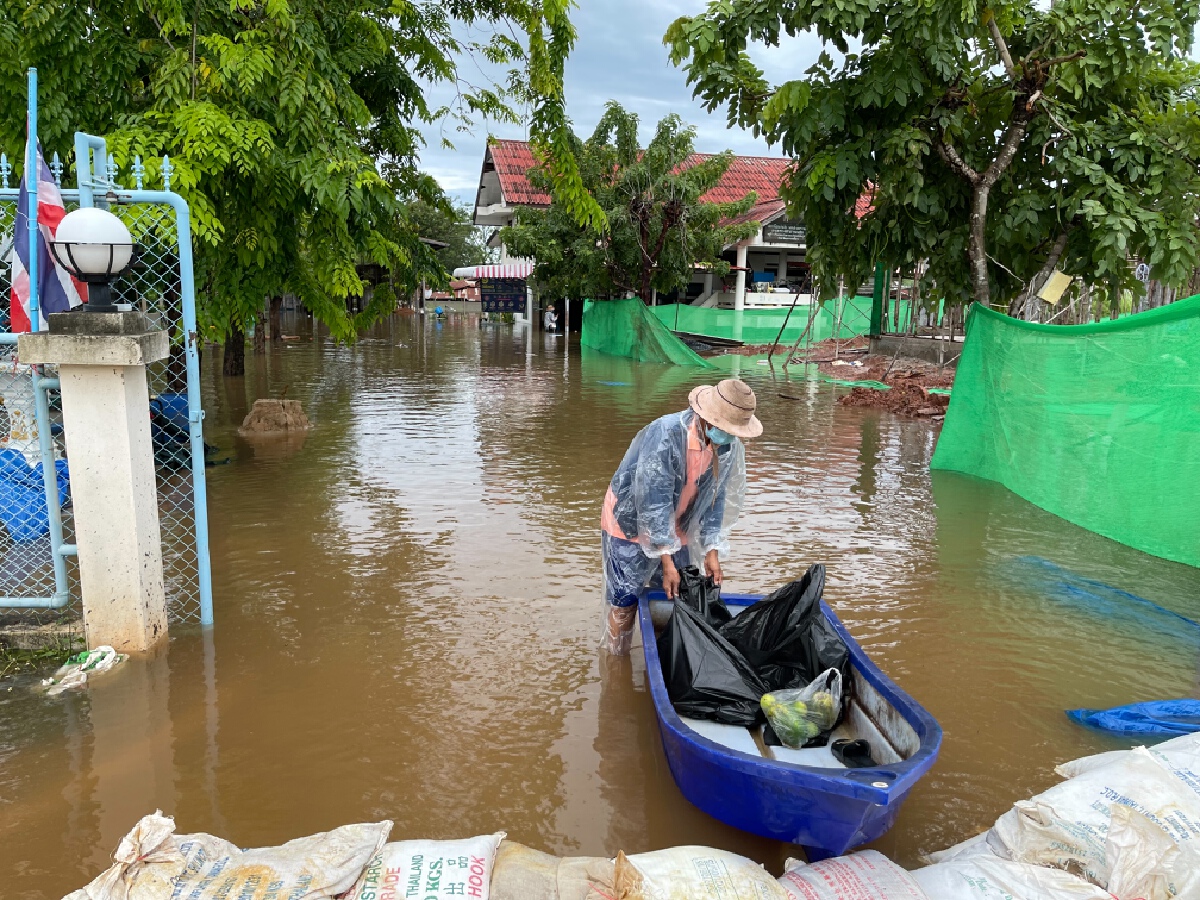 น้ำฝนทะลักท่วม รพ.สต.พลสงคราม อ.โนนสูง นายอำเภอ อปท. เร่งช่วยเหลือ