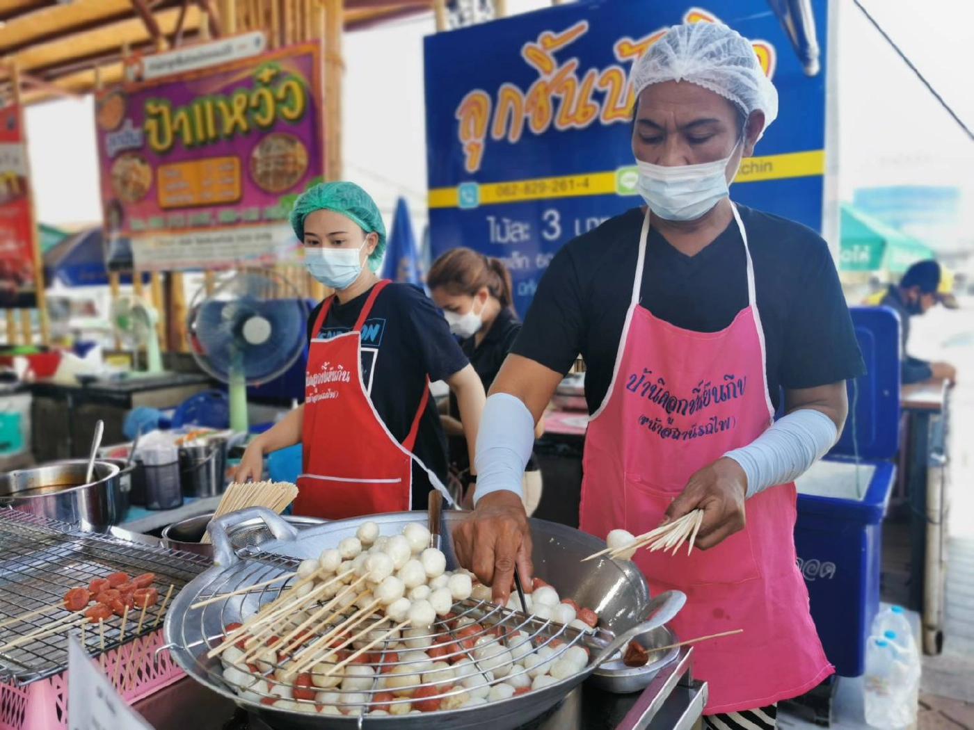 เทศกาลลูกชิ้นยืนกินคึกคักแต่เช้า เตรียมจัดเซอร์ไพร์สขอบคุณลิซ่า