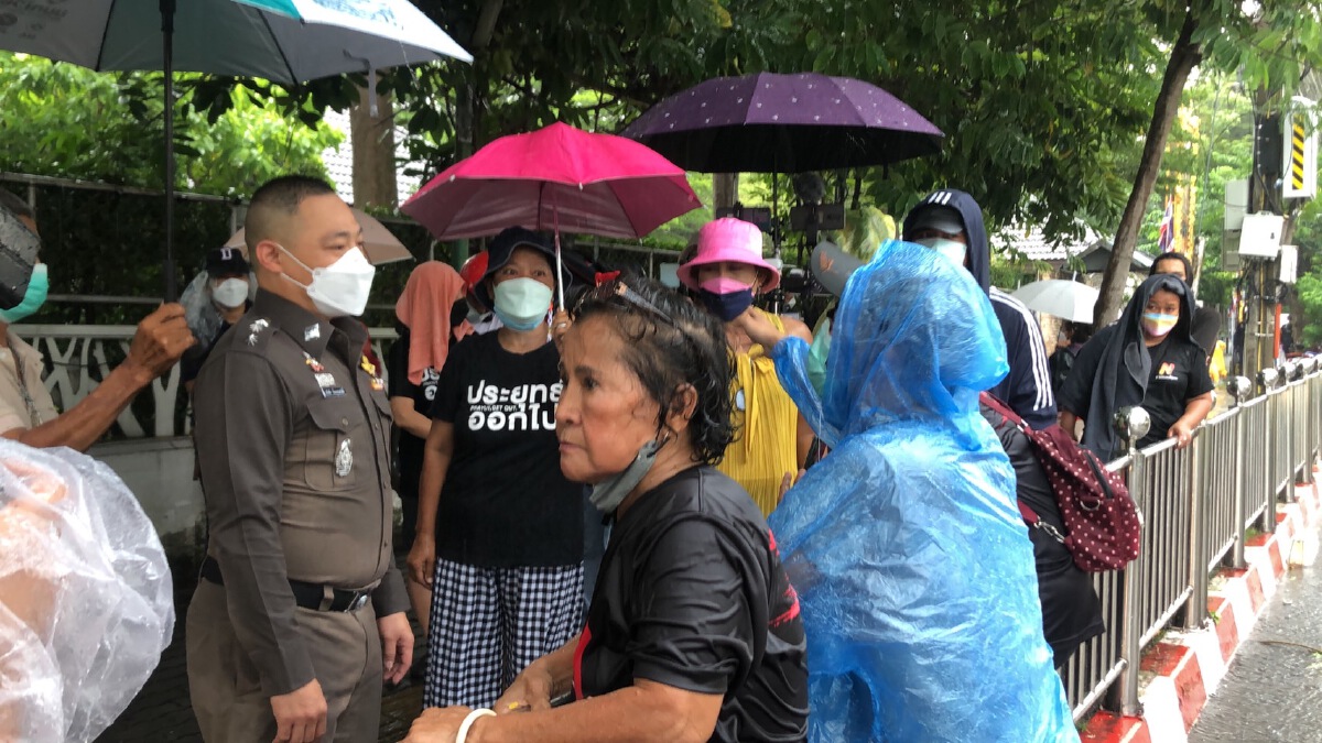 "ป้าเป้า" นำมวชนขวางนายกฯ ตรวจสถานการณ์น้ำ