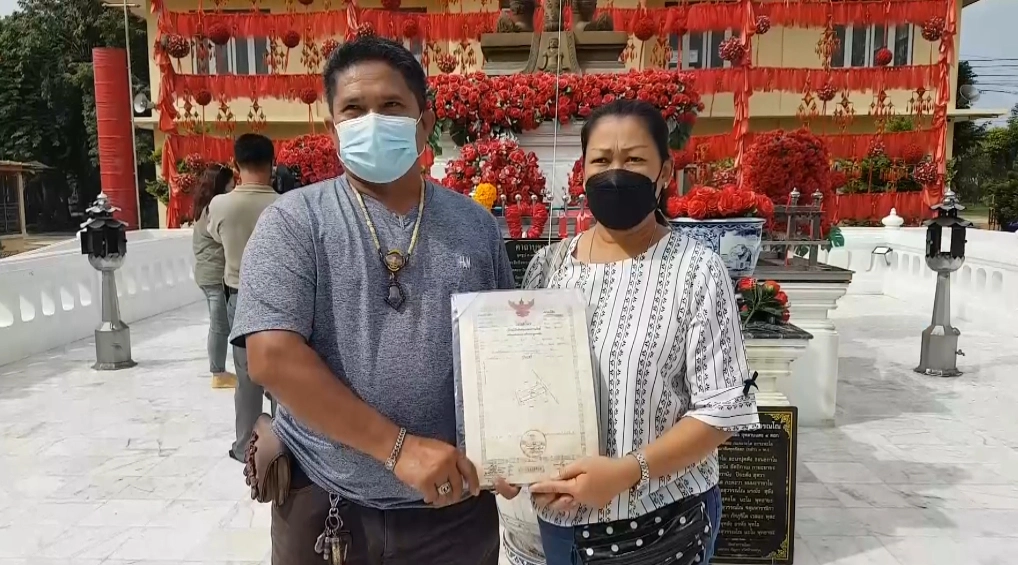 คอหวยแห่เขย่าเซียมซียักษ์ ขอโชคลาภท้าวเวสสุวรรณคึกคัก