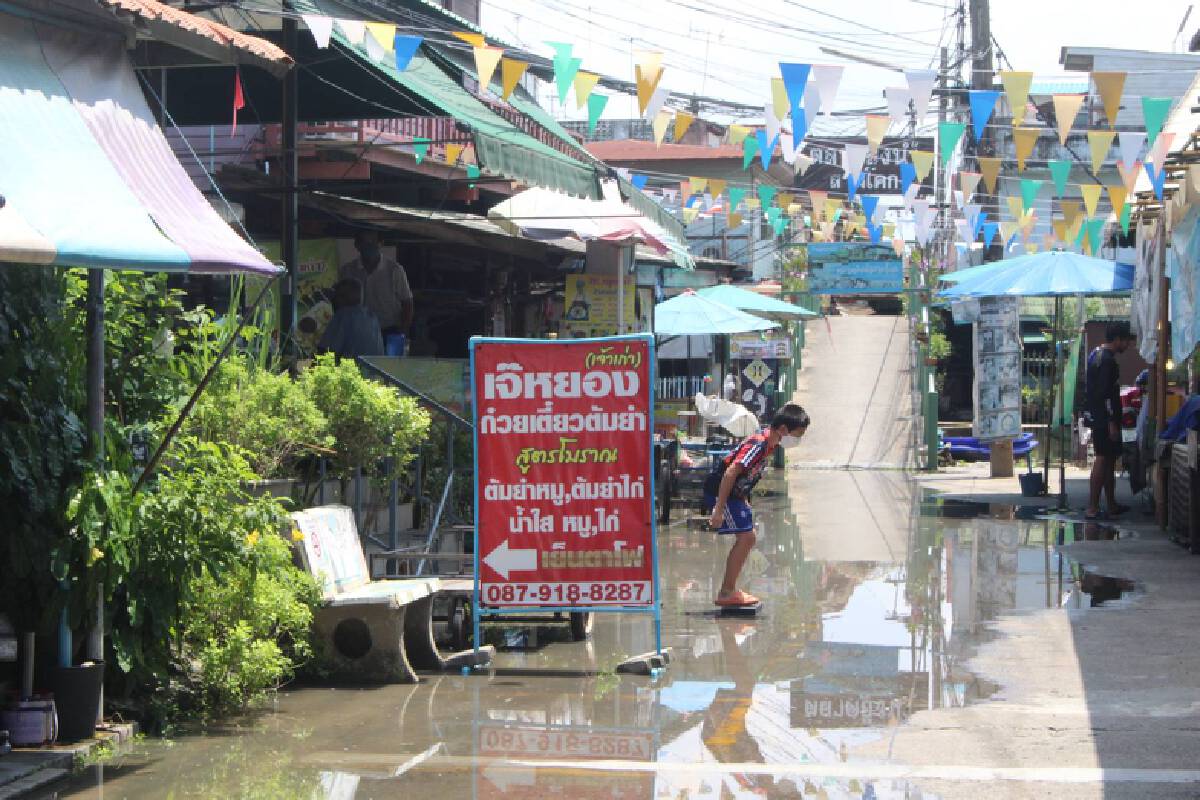 ชาวบ้านเริ่มเก็บของขึ้นชั้น 2 หลังน้ำในแม่น้ำเจ้าพระยาเพิ่มสูงขึ้น